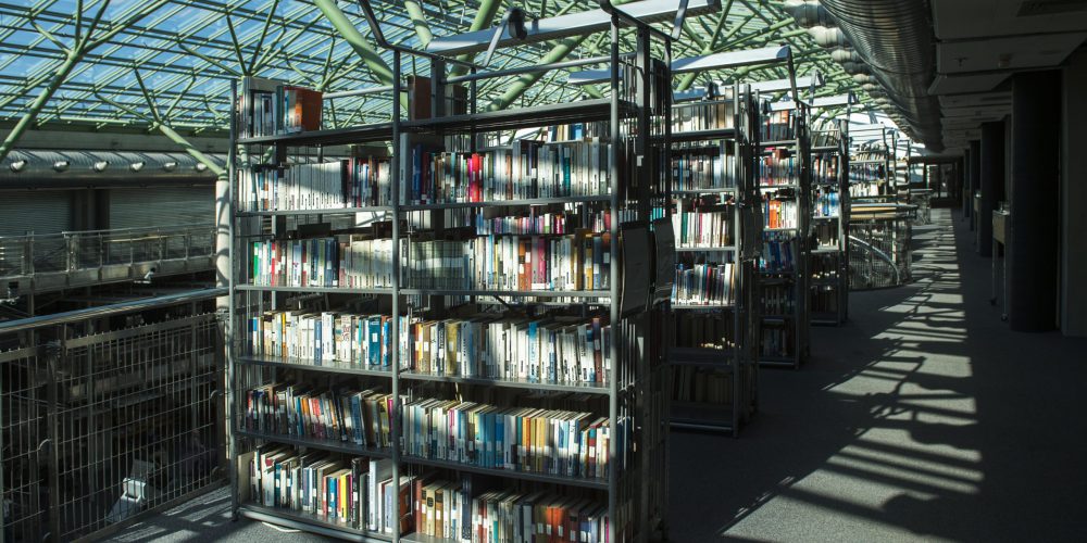Biblioteka Uniwersytetu Warszawskiego, regały z książkami
